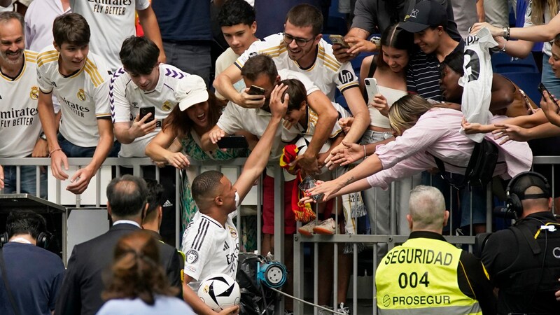 Mbappe greeted the fans in the stadium. (Bild: AP ( via APA) Austria Presse Agentur/ASSOCIATED PRESS)