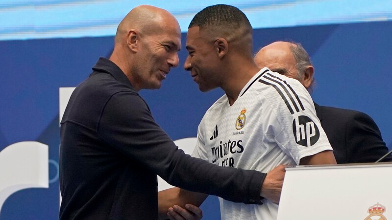 Zinedine Zidane begrüßt seinen Landsmann Mbappe. (Bild: AP ( via APA) Austria Presse Agentur/ASSOCIATED PRESS)