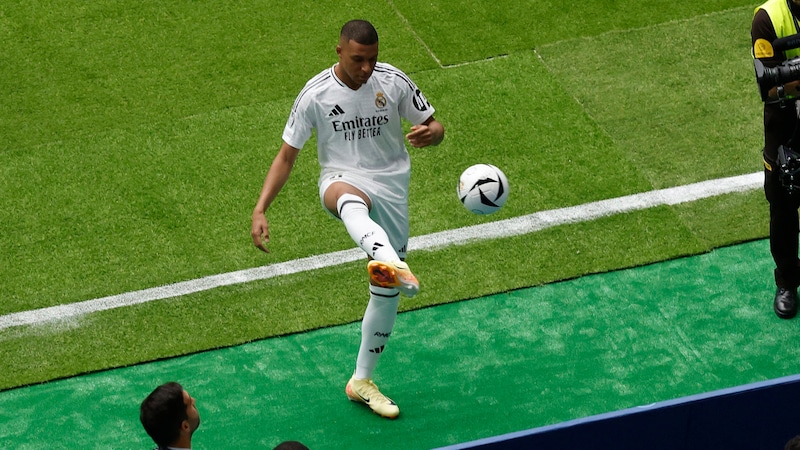 Mbappe zeigte schon erste Tricks.  (Bild: AFP/APA/OSCAR DEL POZO)