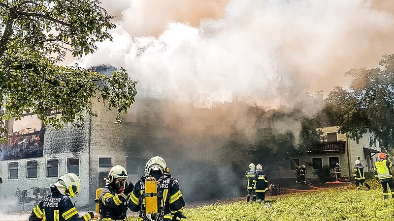 Der Einsatz verlangte den Feuerwehrleuten alles ab. (Bild: Scharinger Daniel/Pressefoto Scharinger © Daniel Scharinger)