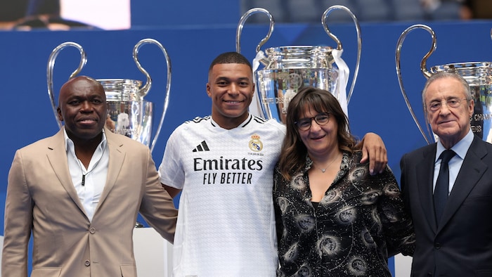 Mbappe mit seinem Vater Wilfrid Mbappe und Mutter Fayza Lamari begleitet von Real-Präsident ...