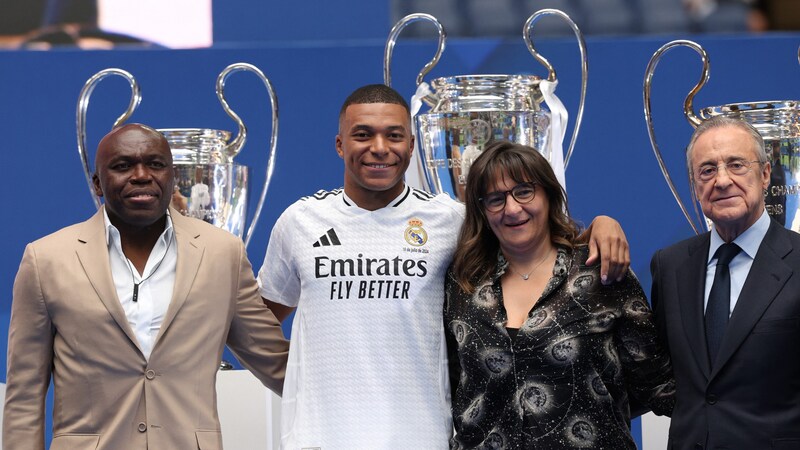 Mbappe mit seinem Vater Wilfrid Mbappe und Mutter Fayza Lamari begleitet von Real-Präsident Florentino Perez (rechts).   (Bild: AFP/APA/Pierre-Philippe MARCOU)