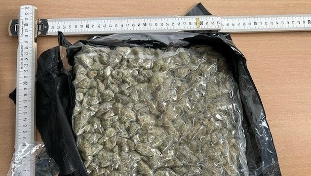 Die Polizei hat am Flughafen Wien in Schwechat 37 Kilo Cannabiskraut sichergestellt. (Bild: APA Pool/APA/LPD NÖ)