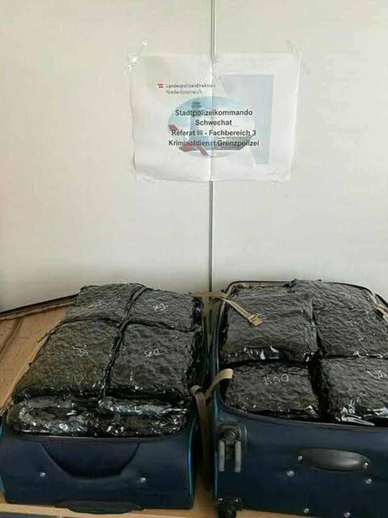 The goods were transported in 65 bags. (Bild: APA Pool/APA/LPD NÖ, Krone KREATIV)