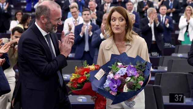 Roberta Metsola with EPP leader Manfred Weber (Bild: AFP/Frederick Florin)