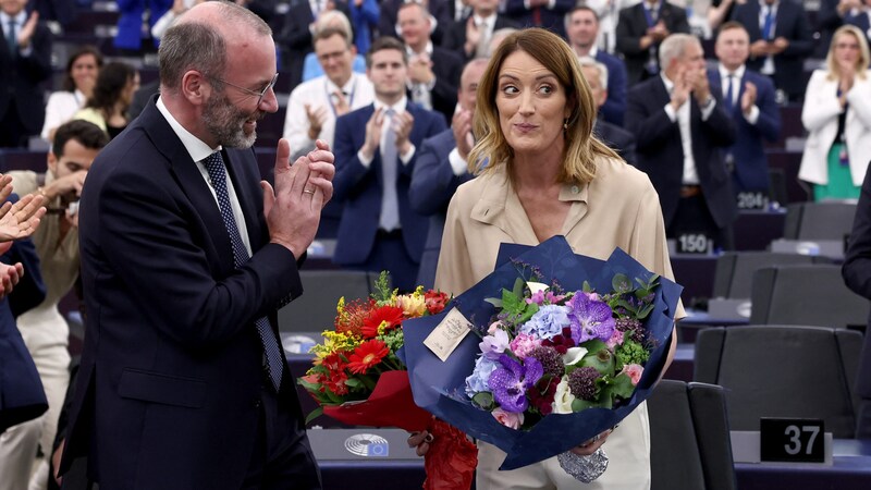 Roberta Metsola mit EVP-Chef Manfred Weber (Bild: AFP/Frederick Florin)