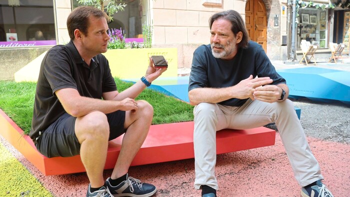 Designer Patrick Lüth (right) in conversation with the "Tiroler Krone".