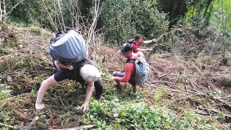 The dangerous descent was made with a child (3) on their backs. (Bild: ZOOM Tirol)