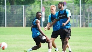 Youba Diarra (l. mit Markus und Amadin) soll im Mittelfeld für Stabilität sorgen.