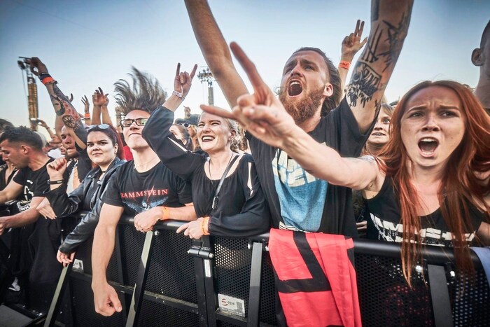 Tausende Fans müssen geordnet zum Stadion kommen.
