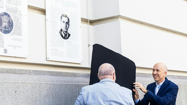 Minister of Economic Affairs Martin Kocher (right) unveiling the memorial plaque (Bild: APA/BMAW/Holey)