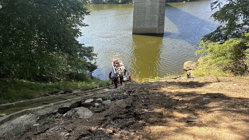 The steep path was a challenge for the emergency services. (Bild: FF Friedersbach)