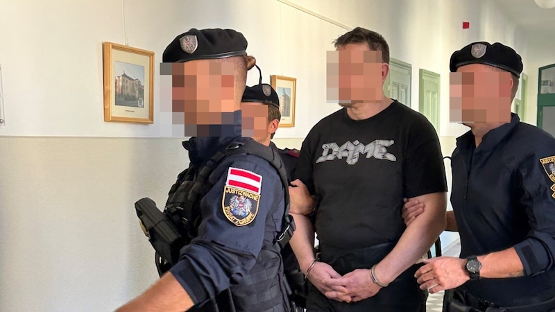 Nun stand der Angreifer (im Bild zwischen zwei Polizisten) in St. Pölten vor Gericht. (Bild: Petra Weichhart, Krone KREATIV)