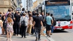 Für viele Fahrgäste der U6 endete die Fahrt am Gürtel. Ein Platz in den Ersatzverkehrbussen war heiß begehrt. (Bild: Groh Klemens)