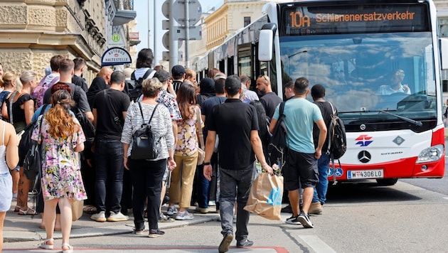 For many U6 passengers, the journey ended at the Gürtel. A seat on the replacement buses was in high demand. (Bild: Groh Klemens)