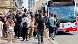 Für viele Fahrgäste der U6 endete die Fahrt am Gürtel. Ein Platz in den Ersatzverkehrbussen war heiß begehrt. (Bild: Groh Klemens)