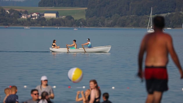 Oft schafft nur ein Sprung ins kühle Nass Abhilfe. (Bild: Tröster Andreas)