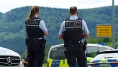 Am Sonntag hat ein Jäger (63) seinen Sohn und seine Schwiegermutter erschossen. Nun gab die Polizei erste Hinweise auf mögliche Motive bekannt. (Bild: AFP/Silas Stein)