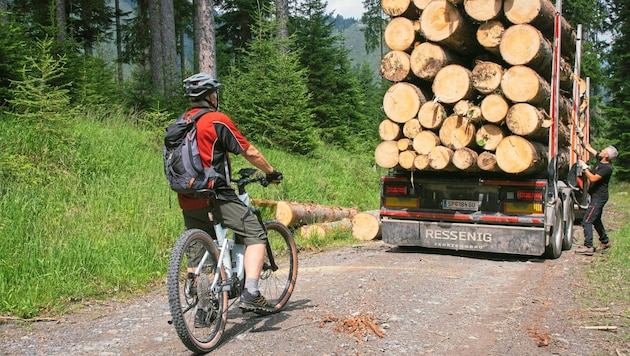 Viele Radfahrer nutzen Alm- und Forstwege, obwohl es oft verboten ist. Das sorgt immer wieder ...