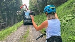 Holz-Frächter müssen oft erleben, dass sich Radfahrer aufregen, weil der Forstweg versperrt ist. (Bild: Wallner Hannes)