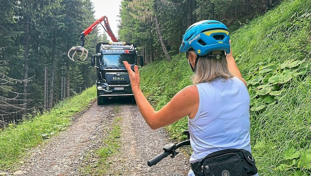 Timber forwarders often experience cyclists getting upset because the forest road is blocked. (Bild: Wallner Hannes)