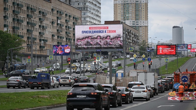 „Schließ dich deinen an“, wirbt diese Reklametafel.  (Bild: APA/AFP/Natalia KOLESNIKOVA)