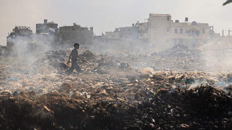 Smoke after an Israeli airstrike in the Gaza Strip (Bild: AFP/Eyad Baba)