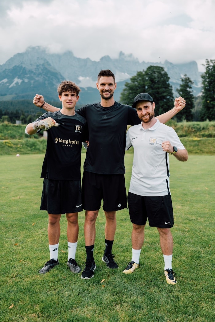 Sven Ulreich mit Admiras U18-Torhüter Leo Rosenberg und Camp-Organisator Björn Schulz.