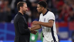 Gareth Southgate (links) war bei Jude Bellingham und seinen Teamkollegen durchaus beliebt. (Bild: AFP/APA/Adrian DENNIS)