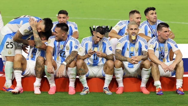 Die Argentinier nach ihrem Sieg im Copa-Finale gegen Kolumbien. (Bild: AFP/APA/CHARLY TRIBALLEAU)