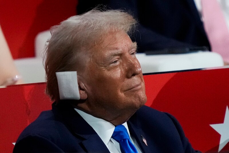 Trump couldn't help but smile during Haley's speech. (Bild: AP/Charles Rex Arbogast)