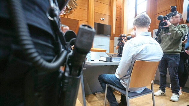 The defendant was surrounded by journalists at the beginning of the trial. (Bild: Birbaumer Christof/Krone KREATIV)