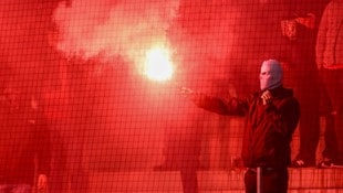 Bengalische Feuer könnten in manchen Stadionbereich schon bald erlaubt sein. (Bild: GEPA/GEPA pictures)