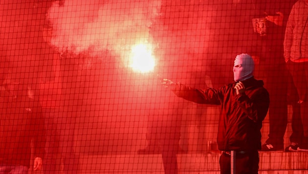 Bengalische Feuer könnten in manchen Stadionbereich schon bald erlaubt sein. (Bild: GEPA/GEPA pictures)