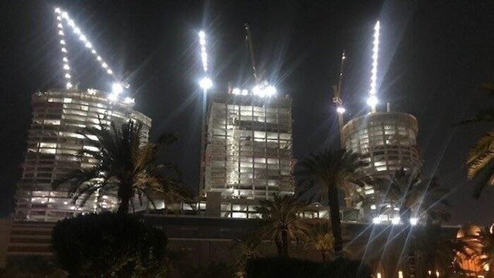 Diese Baustelle befand sich neben dem Hotel in Dubai, in dem Herr D. auf Urlaub war. Baulärm ...