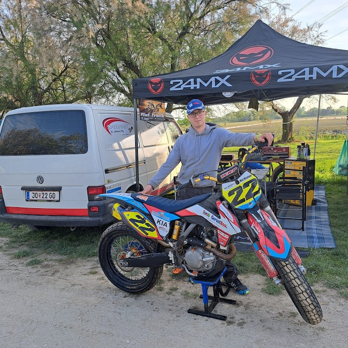 Hellmanns Motocross-Maschine ist Baujahr 2014, erfüllt noch den Dienst.