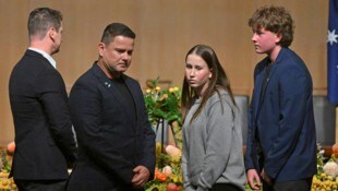 Angehörige von Opfern des MH17-Abschusses bei einer Gedenkfeier in Canberra (Bild: AP/AAP/Mick Tsikas)