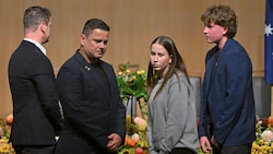 Angehörige von Opfern des MH17-Abschusses bei einer Gedenkfeier in Canberra (Bild: AP/AAP/Mick Tsikas)