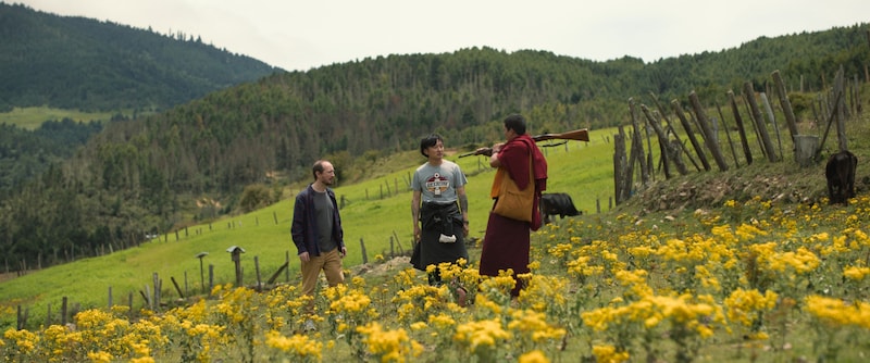 v.l.Ronald Coleman (Harry Einhorn), Benji (Tandin Sonam), Tashi (Tandin Wangchuk) (Bild: 2023 Dangphu Dingphu: A 3 Pigs Production & Journey to the East Films Ltd.)