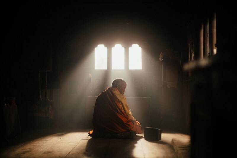 Lama (Kelsang Choejey) (Bild: 2023 Dangphu Dingphu: A 3 Pigs Production & Journey to the East Films Ltd.)