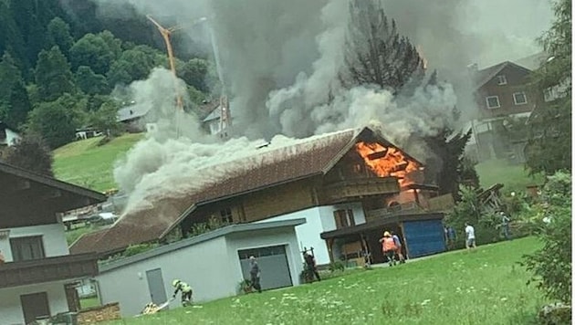 Die Feuerwehren konnten den Brand rasch unter Kontrolle bringen. (Bild: Feuerwehr Gaschurn, Krone KREATIV)