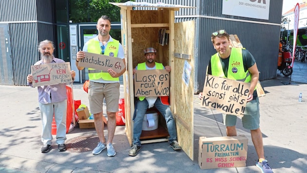 Mit der Aktion am Westbahnhof wollen die Lenker auf ihre Lage aufmerksam machen, fordern „einfach Menschlichkeit“. (Bild: Zwefo)