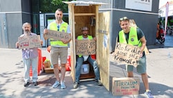 Mit der Aktion am Westbahnhof wollen die Lenker auf ihre Lage aufmerksam machen, fordern „einfach Menschlichkeit“. (Bild: Zwefo)