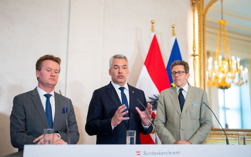 Von links nach rechts: IV-Präsident Georg Knill, Bundeskanzler Karl Nehammer (ÖVP) und WKÖ-Präsident Harald Mahrer (Bild: APA/GEORG HOCHMUTH)