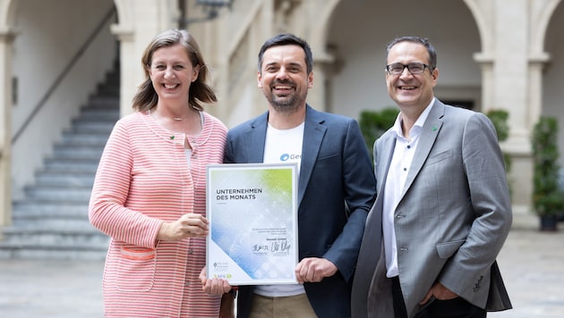 Geosaic ist Unternehmen des Monats: Wirtschaftslandesrätin Barbara Eibinger-Miedl (ÖVP), Johannes Amtmann (Geosaic GmbH) und Christoph Ludwig (SFG).   