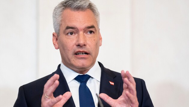 The level of social welfare benefits continues to stir up controversy. Chancellor Karl Nehammer (ÖVP) is annoyed by the model of SPÖ leader Andreas Babler. (Bild: APA/Georg Hochmuth)