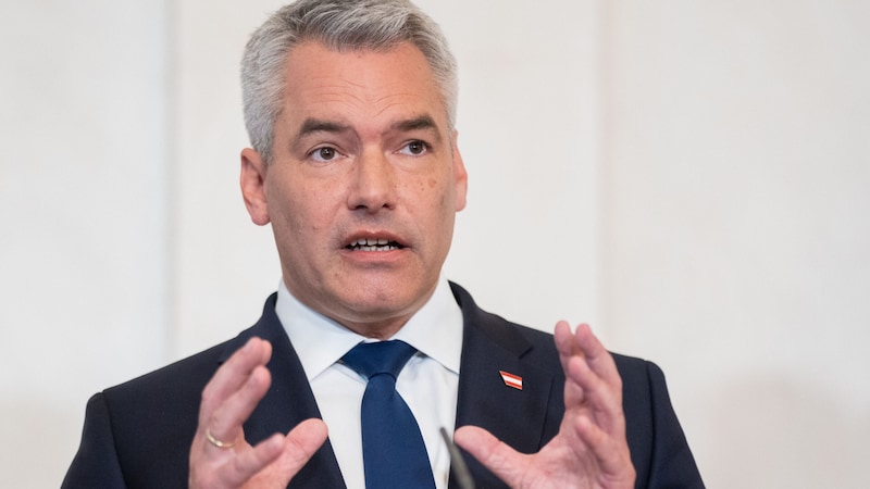 Die Höhe der Sozialhilfe erhitzt weiter die Gemüter. Kanzler Karl Nehammer (ÖVP) stößt das Modell von SPÖ-Chef Andreas Babler sauer auf. (Bild: APA/Georg Hochmuth)