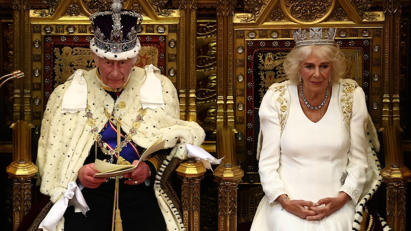 König Charles und Königin Camilla bei der Parlamentseröffnung am Mittwoch (Bild: APA/AFP/POOL/HENRY NICHOLLS)