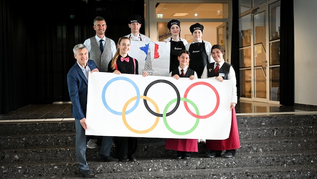 The team with director Herbert Panholzer (left), cookery teacher Erwin Schiffbänker (2nd from left) and the pupils from Bad Leonfelden. (Bild: Wenzel Markus/Markus Wenzel)