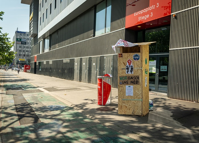 "VORoasch uns ned" was written on the outhouse. Criticism directed at the Eastern Region ...